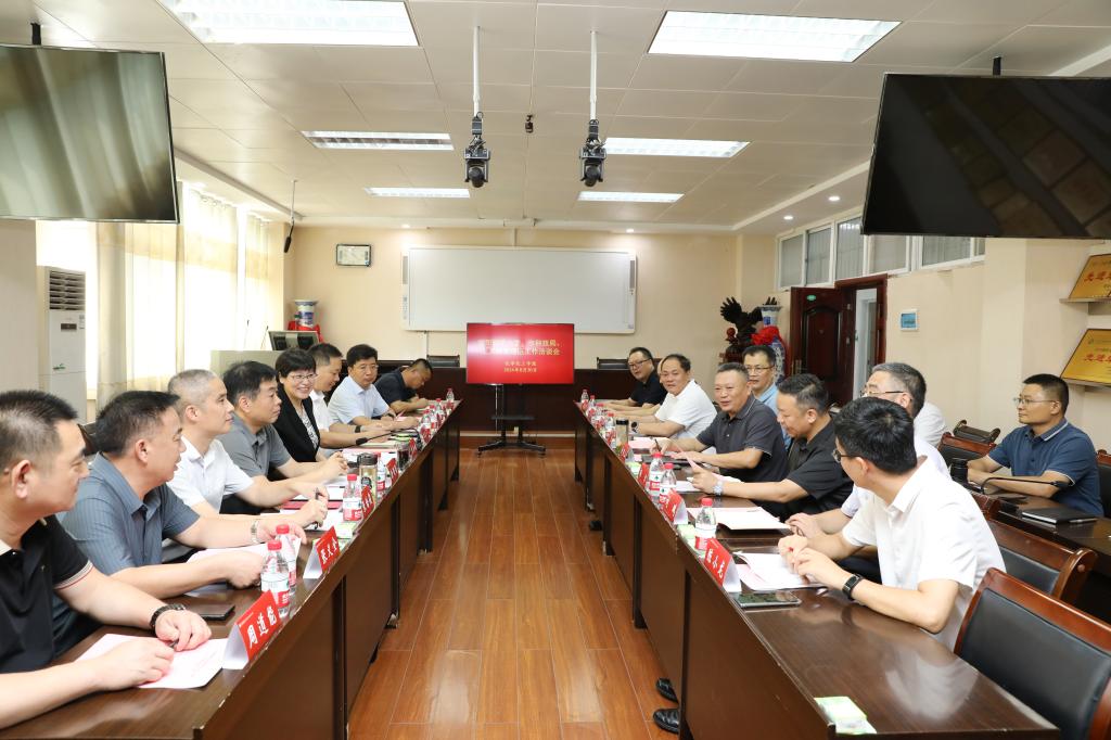 信陽市上天梯非金屬礦管理區(qū)領導一行來我校考察交流